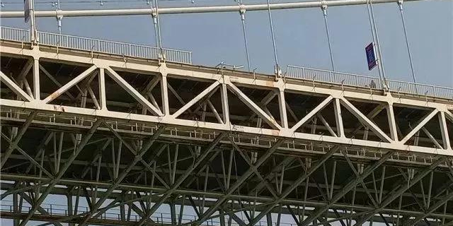 重慶大巴墜江怪防護欄桿？設計、施工企業表示“這個鍋不背”！