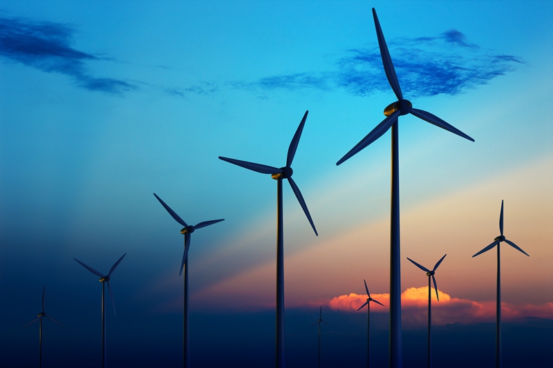 覓知網_夕陽下的風力發電機風電在日落的農場_1627498_副本